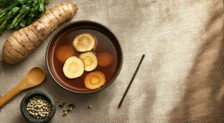 中医调理大便不成形：以脾虚湿盛为主题的中药与食材静物
