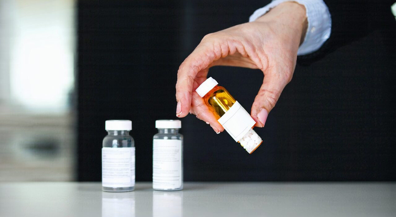 手拿着不同中成药瓶,表情略显犹豫