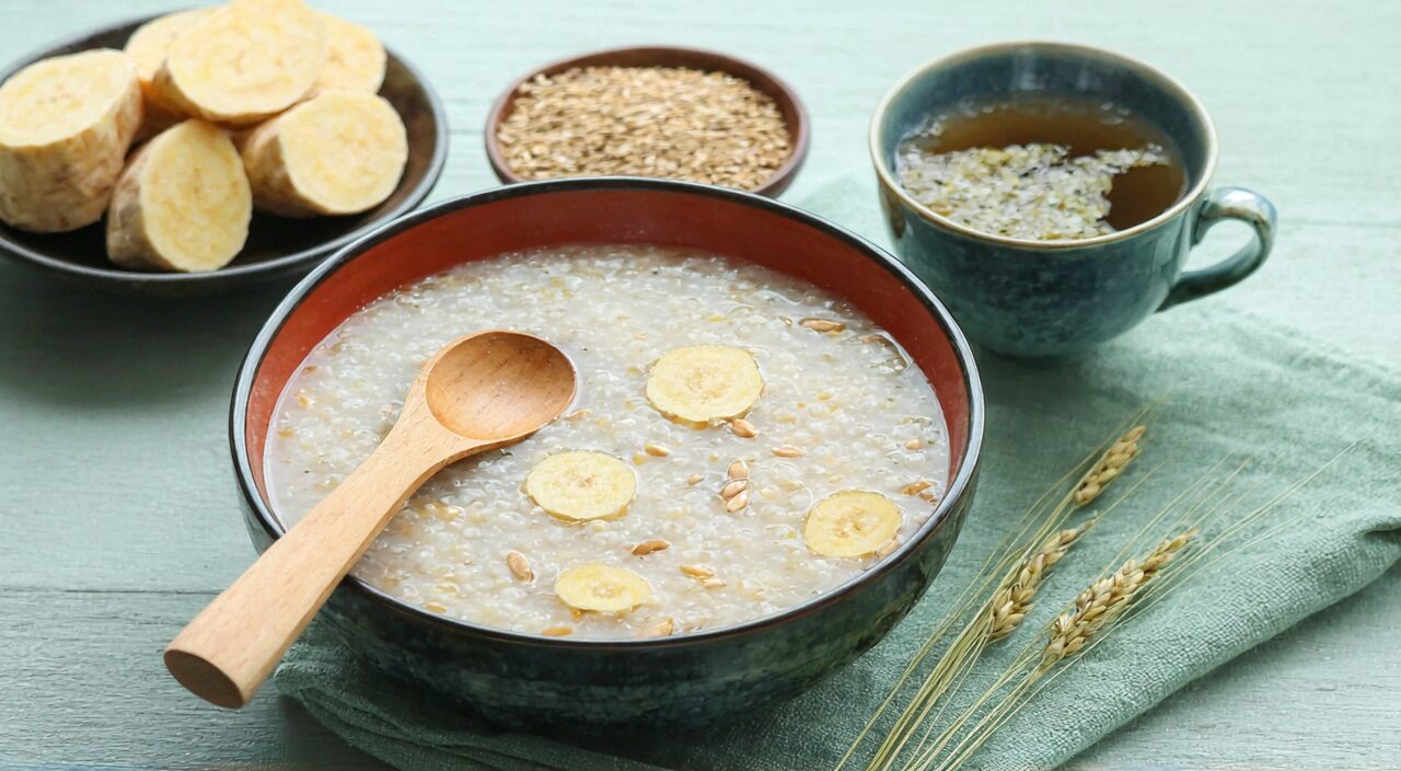 一碗温热的山药薏仁粥,代表调理湿热内环境的饮食方向。