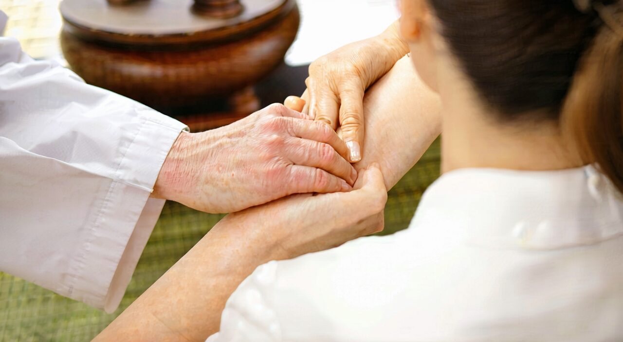 一位中医师正为患者把脉,氛围平和专业