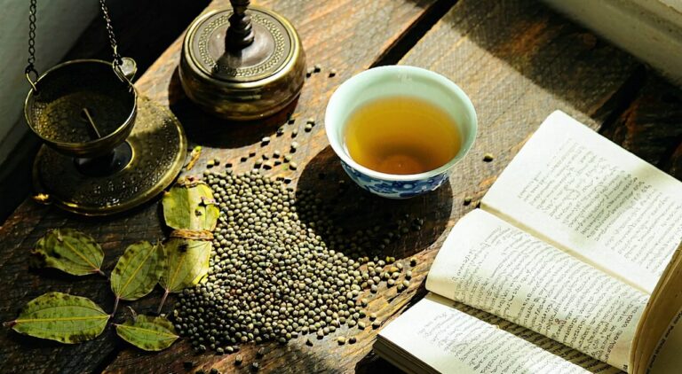 中医调理体重概念图：桌上摆着草药茶与几味传统本草材料