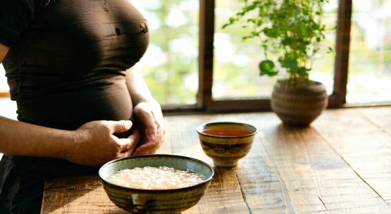 中医消化不良分型与自我观察主题图:窗边人静坐护胃,餐桌上有热粥与姜茶