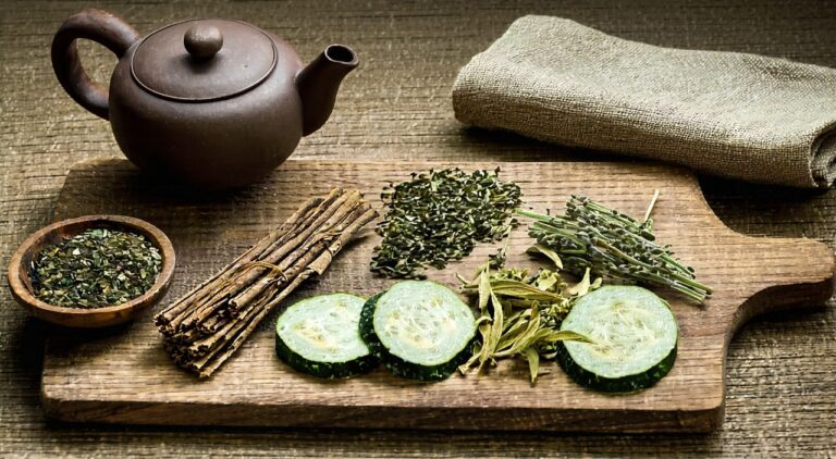 当归拈痛汤相关中药材与陶瓷药壶的静物拍摄