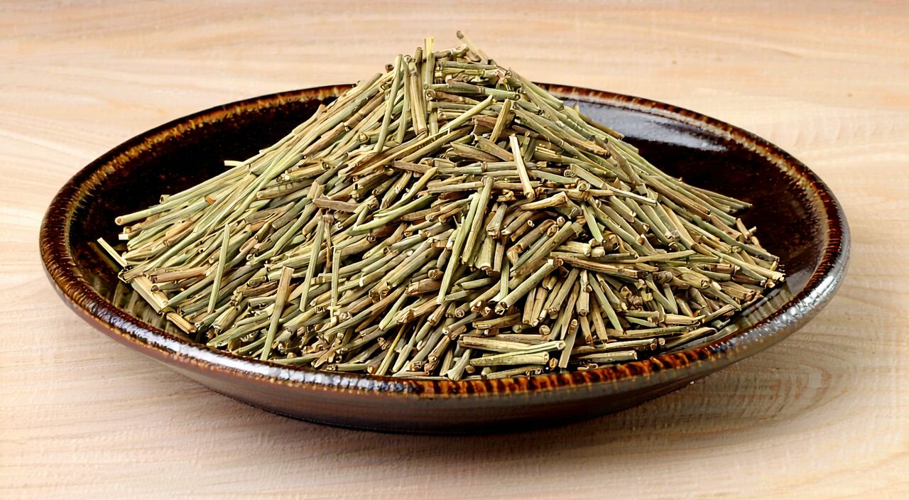 陶盘中的干燥麻黄切段,展示药用部位的成品形态