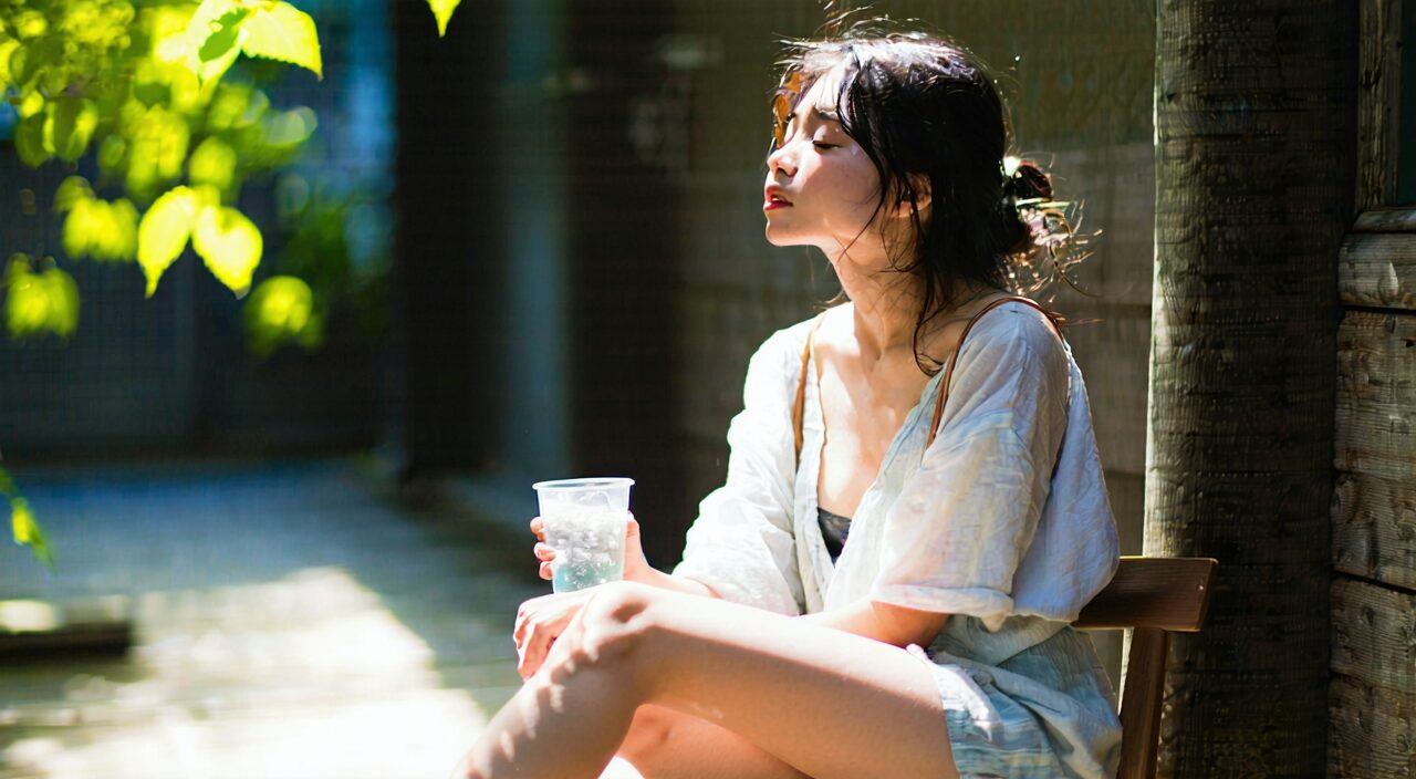 Illustration of a woman feeling fatigued and thirsty after summer heat.