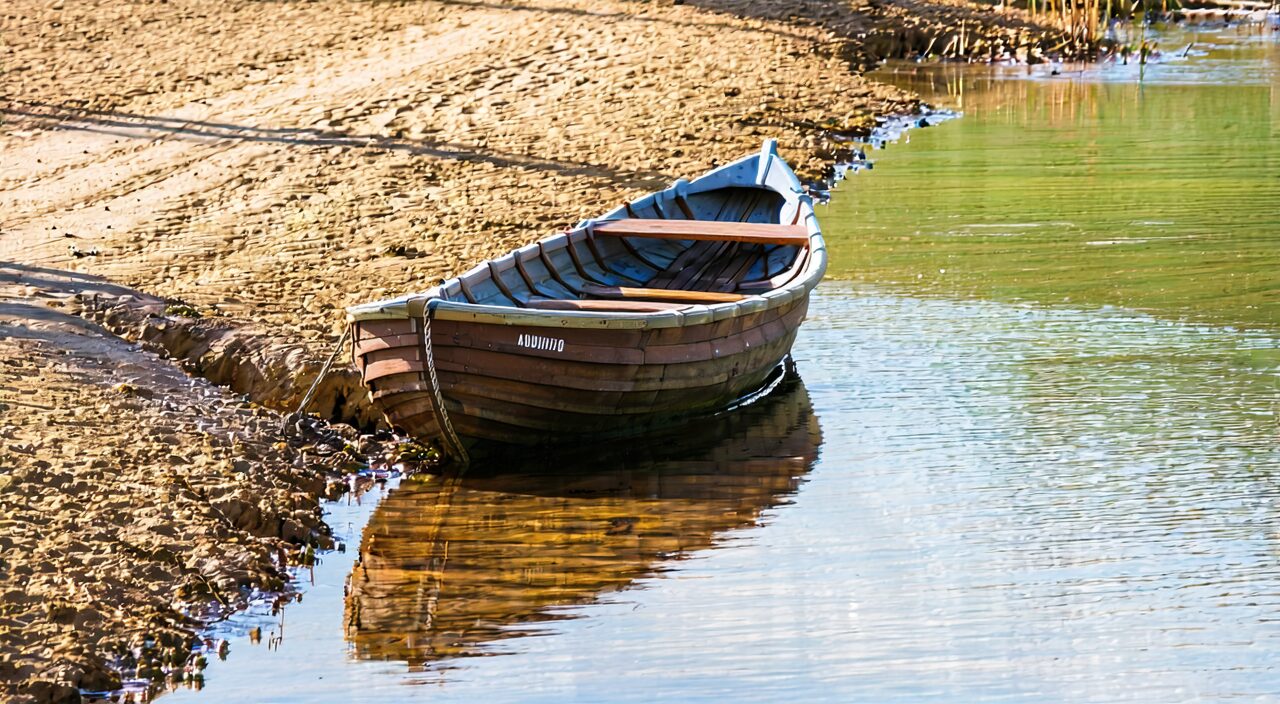 A metaphor for Zeng Ye Tang's 'increasing water to float the boat': a small boat on a dried-up riverbed with a clear stream slowly flowing in.