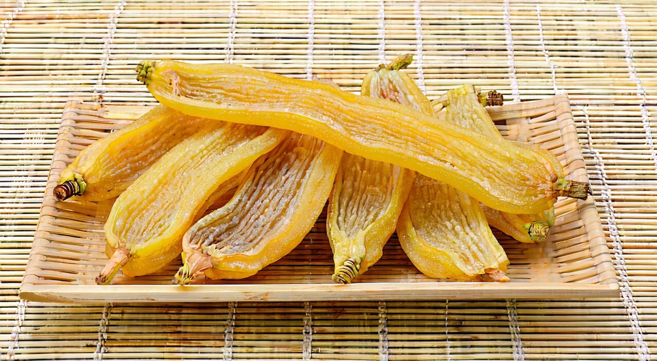 竹匾上的干燥冬葵果,展示成熟果实整体的药用部位