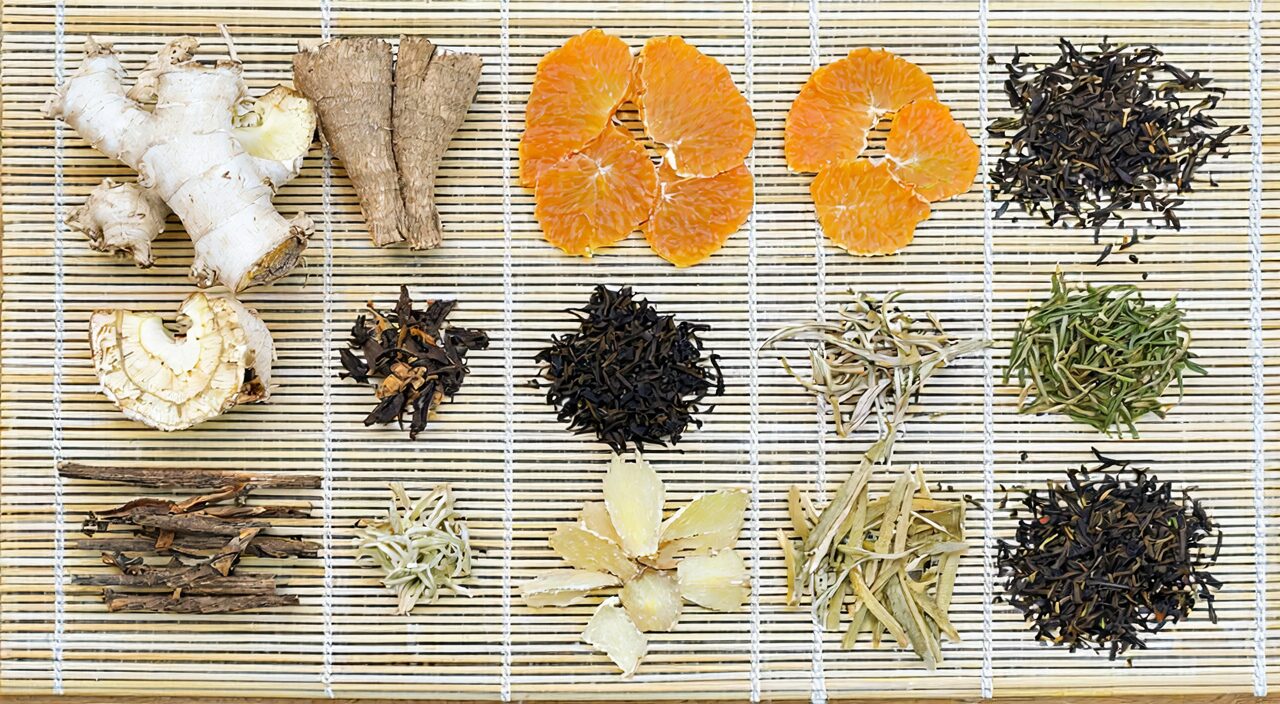 枳实、白术、陈皮等药材平铺在竹垫上的组合图