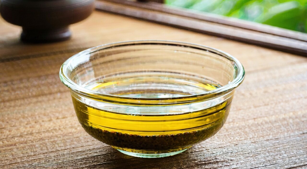 A bowl of Zhuli liquid with a small amount of sediment at the bottom